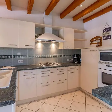 Familial Proche Parc Oriental Et Puy Du Fou, Jardin Clos, Commerces Accessibles A Pied - Fr-1-622-66 Maulévrier